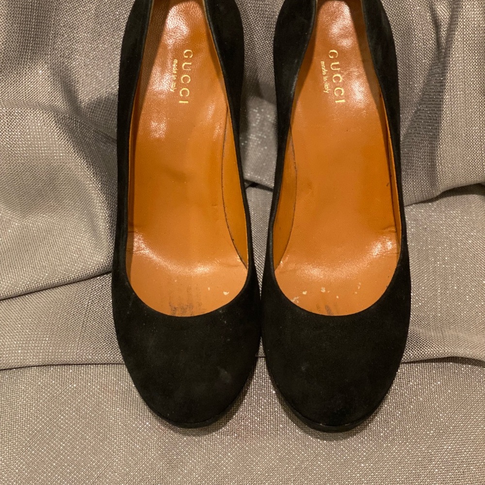 Gucci Women's Black Suede Pumps (Size 37 1/2)